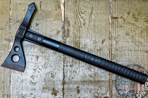 SOG Tactical Tomahawk