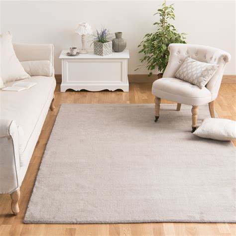 A taupe rug design