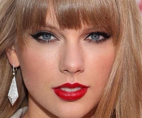 Taylor Swift's glam makeup look