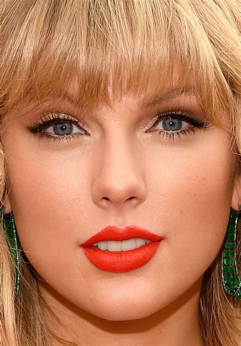 Taylor Swift's red carpet makeup look