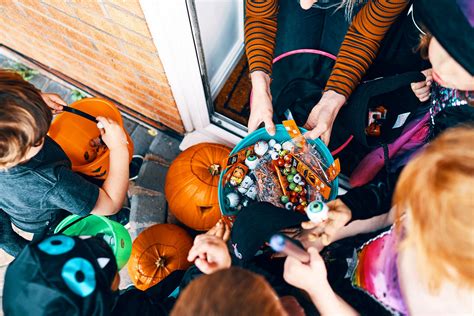 Trick-or-treating Halloween coloring page