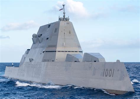 USS Michael Monsoor (DDG 1001) crew at work