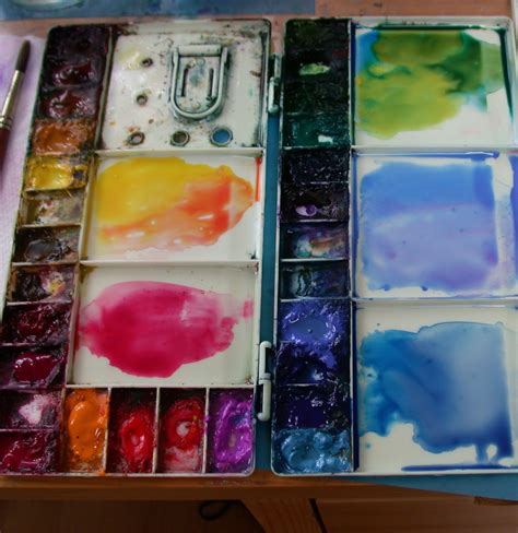 Watercolour Palette with Built-in Water Container