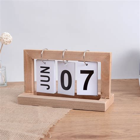 Description of Wooden Desktop Calendars